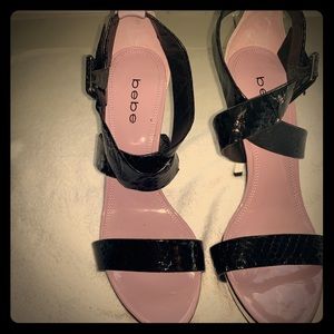 BeBe toe strap cross Ankle clasp in Lilac. Blk. Wt